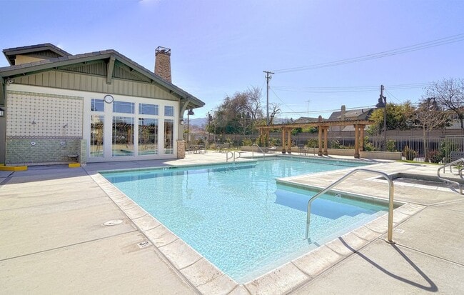 Pool and clubhouse - 2881 Meridian Ave