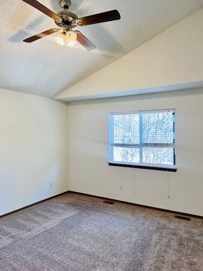 Building Photo - Single Family Home 3 bedroom 2.5 bath Unfi...
