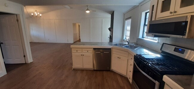 Building Photo - 156 Bailey St