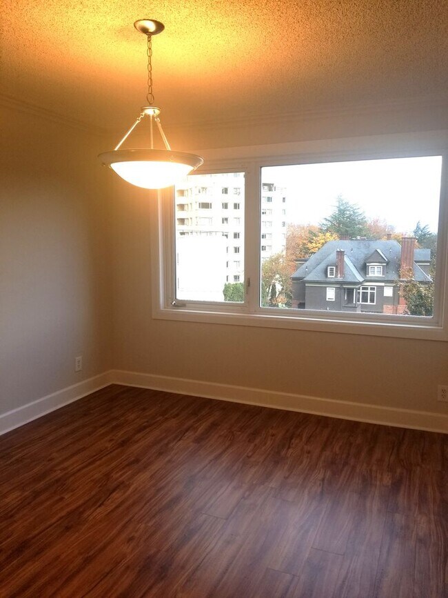 Building Photo - PARK PLACE 2 BEDROOM, 2 BATH CONDO - 1137 SQ. FT!