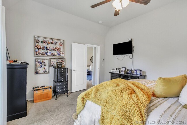 Building Photo - Beautiful 4 Bed 2 Bath Home with 2 car gar...