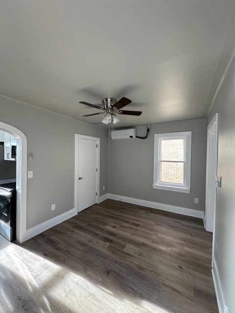 Building Photo - 922 W Cedar St