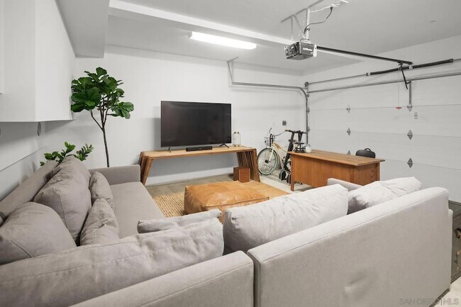 Building Photo - 712 E Avenue Unit