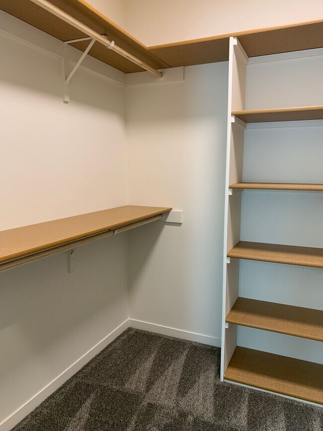 Building Photo - Zero entry ranch townhome with 2 stall garage. Laundry on main level, 2 bedrooms/2.5 bath in SE L...