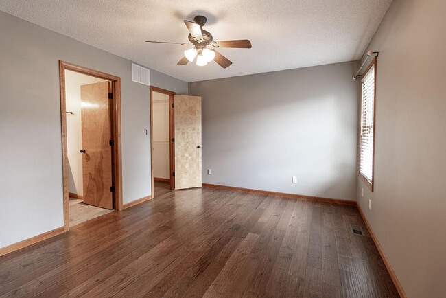 Building Photo - 1302 Look Out Ct