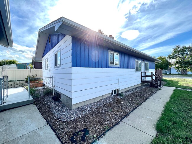 Building Photo - Pet Friendly 3 Bed 2 Bath Single Family Home With Large Garage!