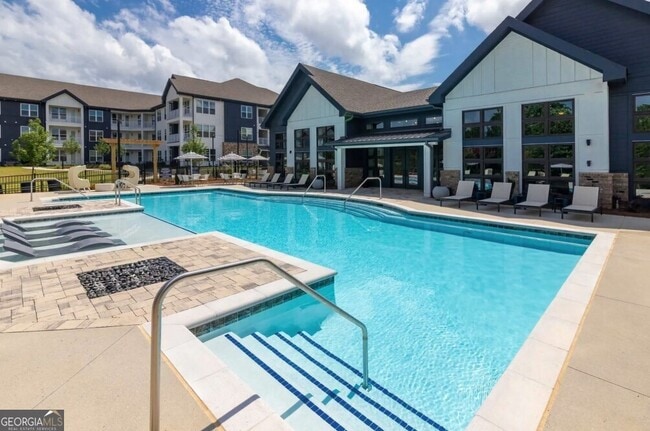 Building Photo - 5617 Oak St