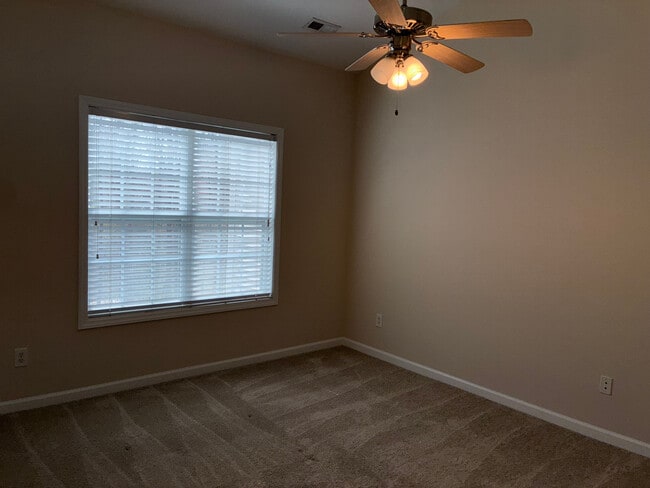 Building Photo - Room in Condo on Claret Ln