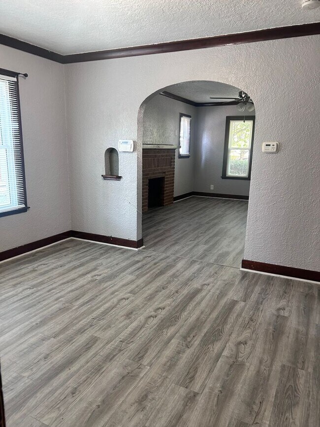 Building Photo - For Rent – 2 Bedroom | 1 Bathroom Aurora, IL 60505