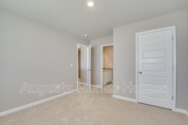 Building Photo - 560 Post Oak Ln