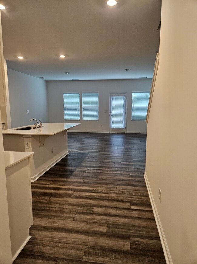 Building Photo - 868 Pilot St