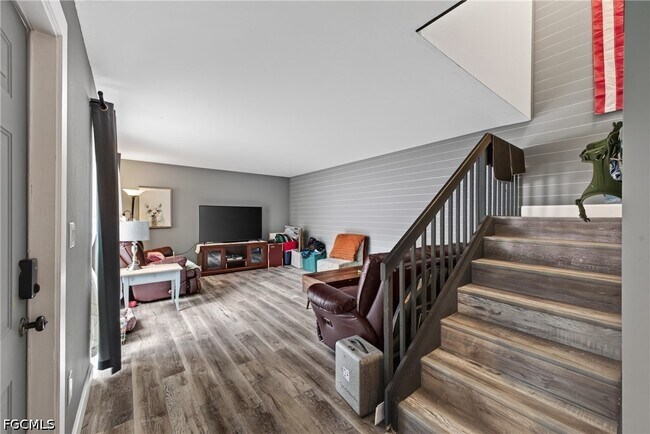 Building Photo - 5240 Cedarbend Dr