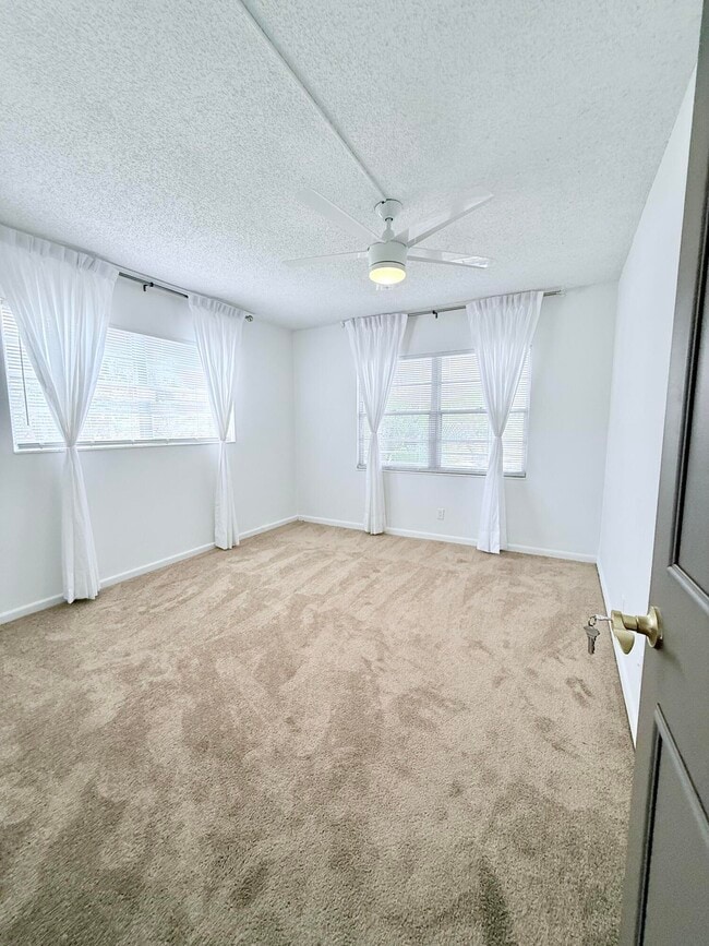 Building Photo - 402 Brighton J
