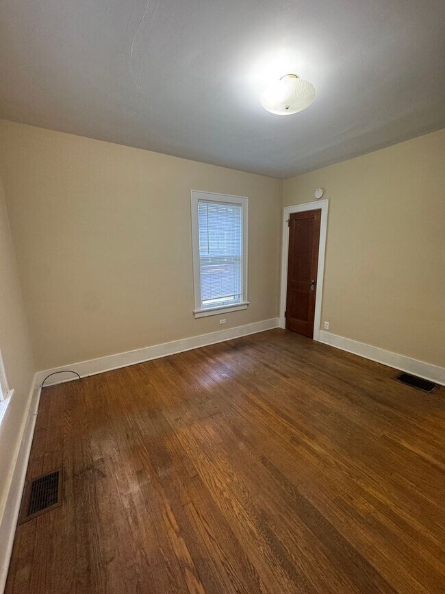 Building Photo - 4 Bedroom Right on Purdue Campus - AVAILAB...