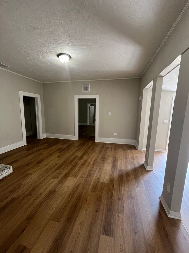 Building Photo - Plenty of Space!!