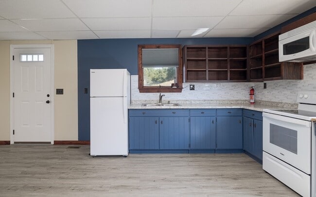 Building Photo - 20 Mutton Hill Rd