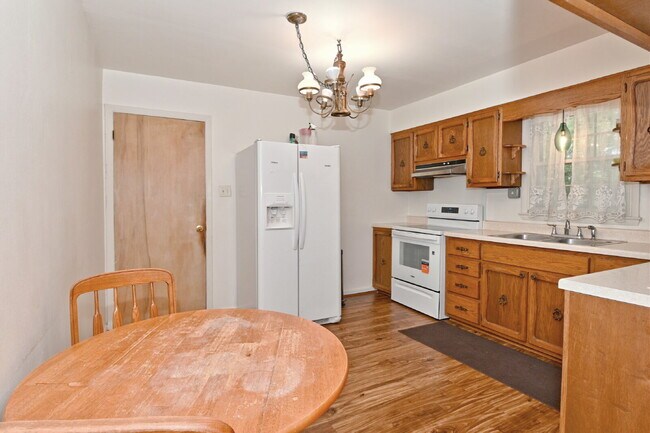 Building Photo - Charming 3-Bedroom Retreat with 2 Full Baths on South Meridian Street – 1516 Sq Ft of Comfort in ...