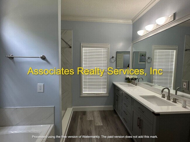 Building Photo - Beautiful Family home in Mentone!