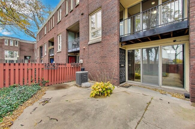 Building Photo - 2803 S Michigan Ave