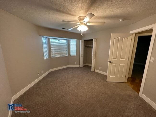 Building Photo - Legacy Townhome
