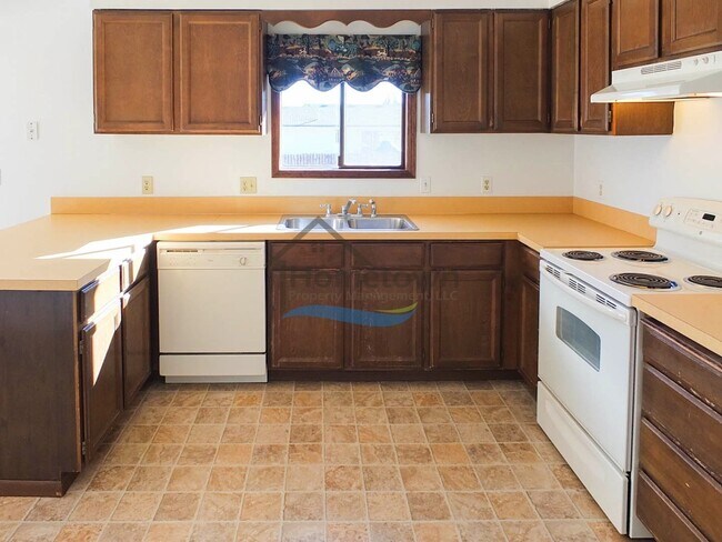 Building Photo - Spacious 4 Bedroom Home with Fenced Backyard & Garage