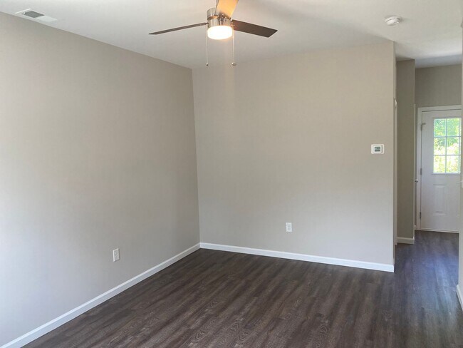 Building Photo - Beautiful 3 bedroom 2.5 bathroom home in C...