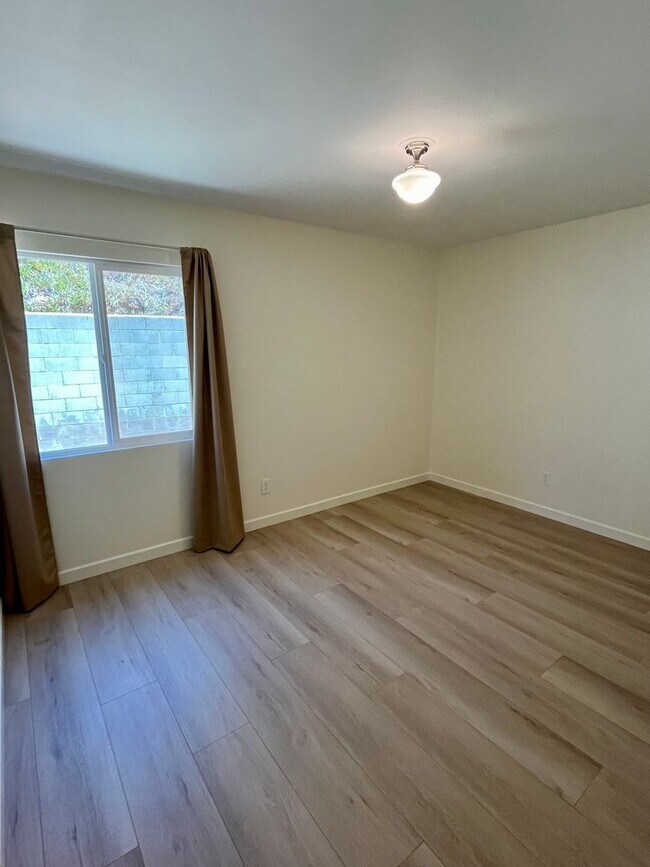 Building Photo - 4 Bedroom 2.5 Bathroom Home, Newly renovat...