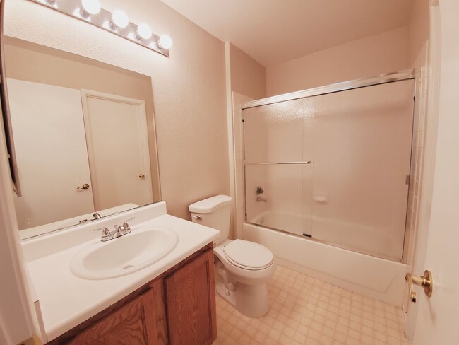 Building Photo - CUTE GATED 2BD/2BA CONDO IN LAS VEGAS!