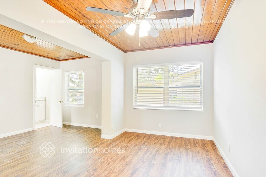 Building Photo - 1115 N Powers Dr