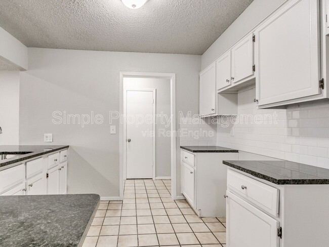 Building Photo - 8506 Candlewood Dr