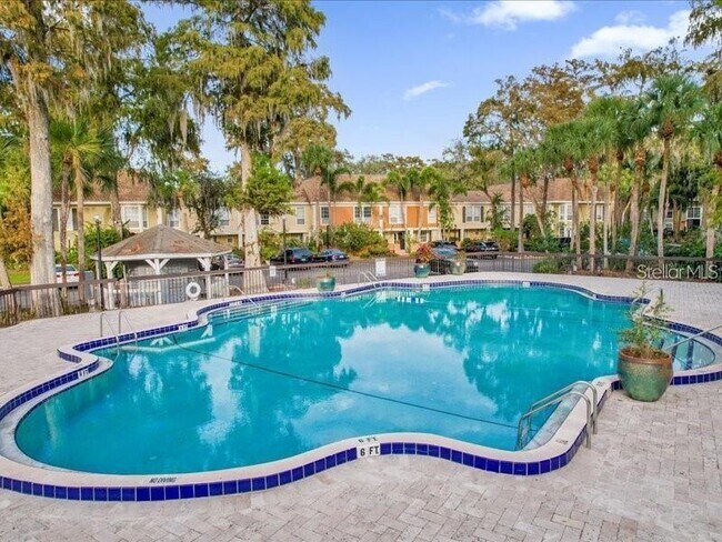 Building Photo - 4015 Versailles Dr