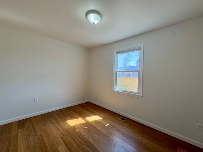 Building Photo - Charming 5 Bedroom/2 Bathroom Home with Large Backyard in Essex, MD!
