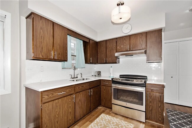 Building Photo - 4826 N Linder Ave