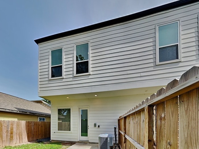 Building Photo - 223 Oriole St