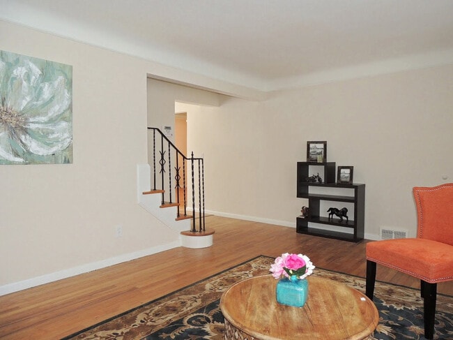 Building Photo - 3 Bed - 2 Full Bath Cape Cod for Rent in Euclid!