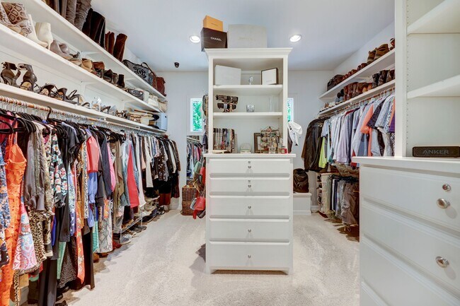 Building Photo - 102 Wood Trail