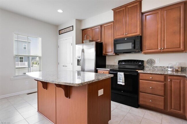 Building Photo - 3 bedroom/ 2 full bathroom and 1 half bathroom -Villages at Candle Station