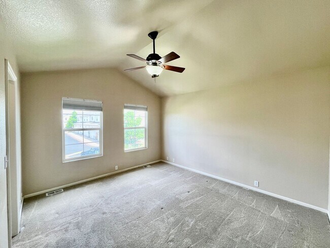 Building Photo - Beautifully Updated 3 Bedroom Town Home