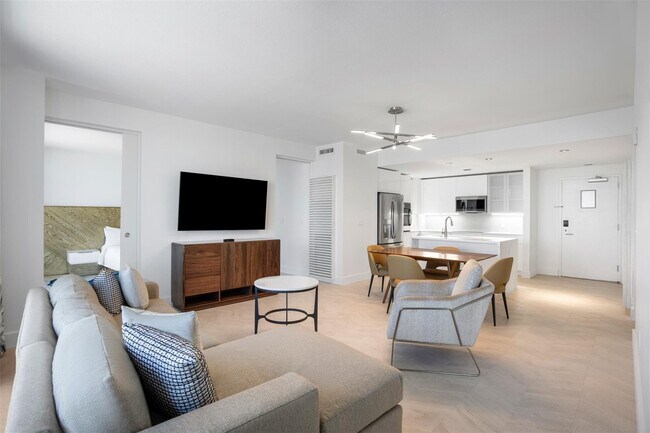 Building Photo - 3101 Bayshore Dr