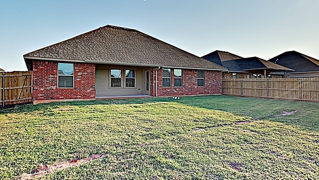 Building Photo - Beautiful 4 Bedroom Home in Mustang Schools!