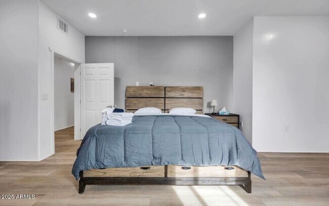 Building Photo - 838 S Farmer Ave