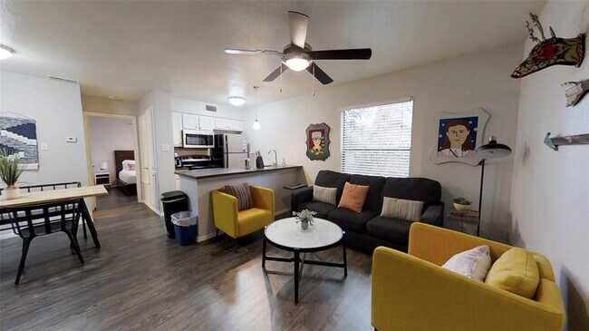 Building Photo - 1117 Hollow Creek Dr