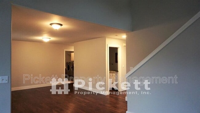 Building Photo - 2037 Gustaf St NE
