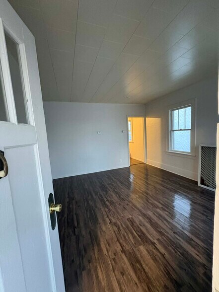 Building Photo - 709 28th St