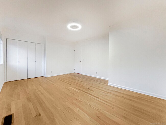 Building Photo - 202 Soundview Ave