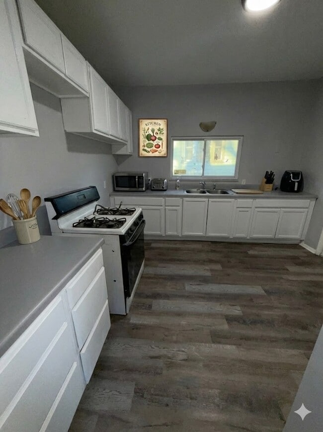 Building Photo - 311 Oakley Ave