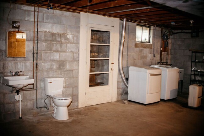 Building Photo - 425 Spring Dr