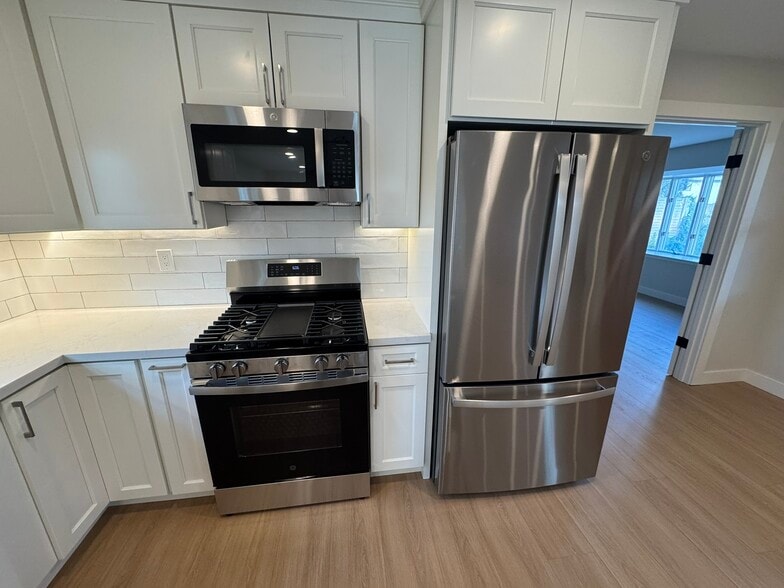 Kitchen - new appliances - 3185 Oriole Dr