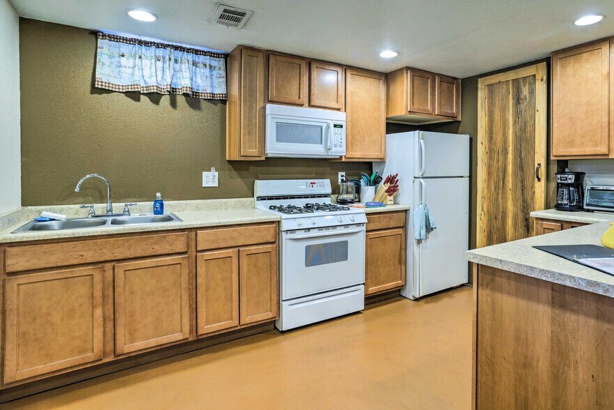 Building Photo - 3560 Dahlia St