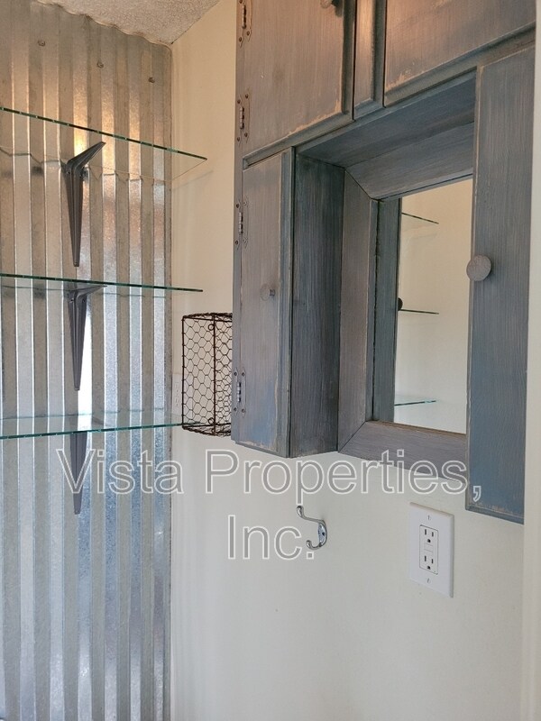 Building Photo - 1121 Elm St